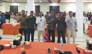 Ketua Panwaslu Kecamatan Padangsidimpuan Selatan serta undangan foto bersama usai pembukaan di Aula II Hotel Mutiara, Kamis (14/11-24). Foto : BP/Ist