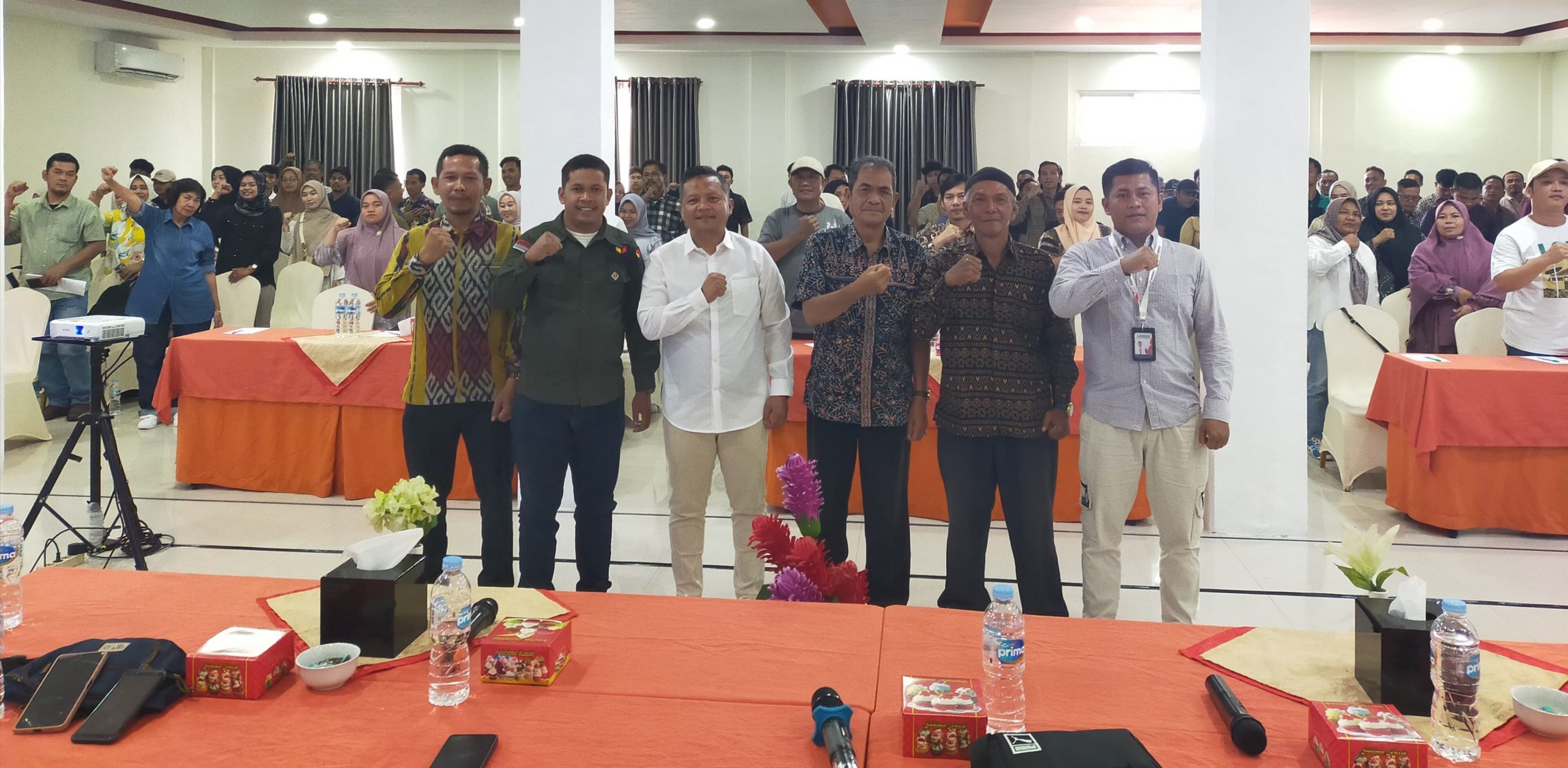 Ketua Panwaslu Kecamatan Padangsidimpuan Selatan serta undangan foto bersama usai pembukaan di Aula II Hotel Mutiara, Kamis (14/11-24). Foto : BP/Ist