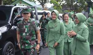 Pangdam I/BB Letnan Jendral TNI Mochamad Hasan dan Ketua Persit KCK PD I/BB, Ny Anggi Mochamad Hasan disambut hangat saat tiba di Mako Yonif 123/RW, Jum'at (15/11-24). Foto : BP/Ist