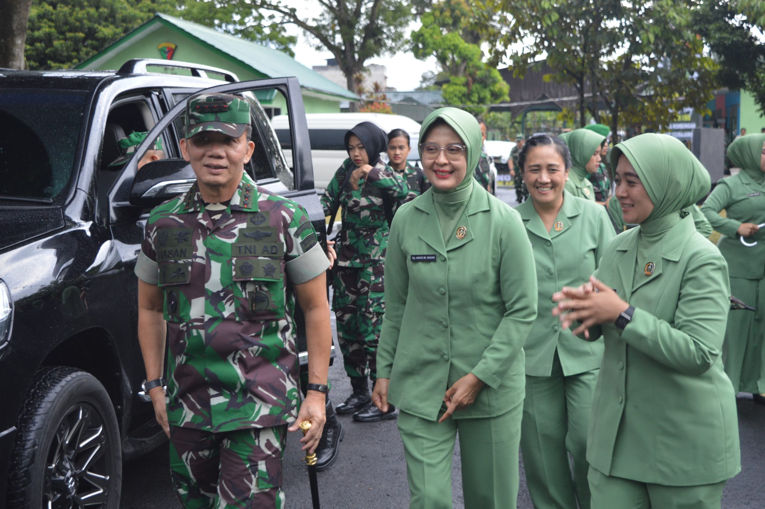 Pangdam I/BB Letnan Jendral TNI Mochamad Hasan dan Ketua Persit KCK PD I/BB, Ny Anggi Mochamad Hasan disambut hangat saat tiba di Mako Yonif 123/RW, Jum'at (15/11-24). Foto : BP/Ist