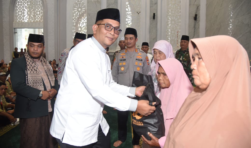 Plt Bupati Tapsel Rasyid Assaf Dongoran saat nemberikan tali asih di sela acara Tabligh Akbar dan Do'a bersama untuk Pilkada damai di Masjid Agung Syahrun Nur, Sabtu (23/11-24). Foto : BP/Ist