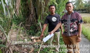 Pengacara pelapor menunjukkan tanaman yang diduga dirusak terlapor.(Istimewa)