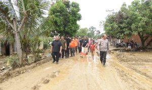 Bupati Tapsel Dolly Pasaribu saat meninjau akses jalan yang rusak untuk segera di perbaiki oleh dinas PUPR Tapsel, Minggu (24/11-24). Foto : BP/Ist
