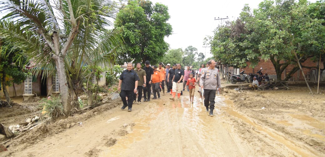 Bupati Tapsel Dolly Pasaribu saat meninjau akses jalan yang rusak untuk segera di perbaiki oleh dinas PUPR Tapsel, Minggu (24/11-24). Foto : BP/Ist