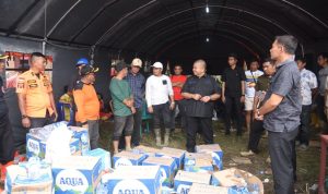Bupati Tapsel setelah usai cuti kampanye langsung sambangi warganya yang jadi korban banjir bandang di daerah Kecamatan Batang Angkola dan Kecamatan Sayur Matinggi, Minggu (24/11-24). Foto : BP/Ist