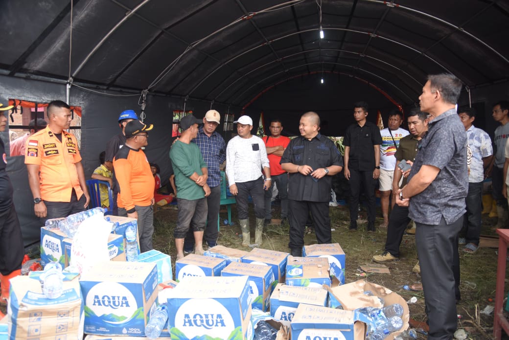 Bupati Tapsel setelah usai cuti kampanye langsung sambangi warganya yang jadi korban banjir bandang di daerah Kecamatan Batang Angkola dan Kecamatan Sayur Matinggi, Minggu (24/11-24). Foto : BP/Ist