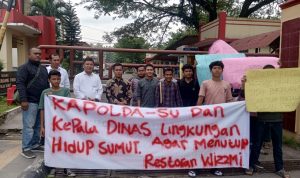 Massa ketika melakukan aksi di Markas Polda Sumut atas dugaan pelanggaran dilakukan Restaurant Wizzmie Pancing.(harianbatakpos.com)