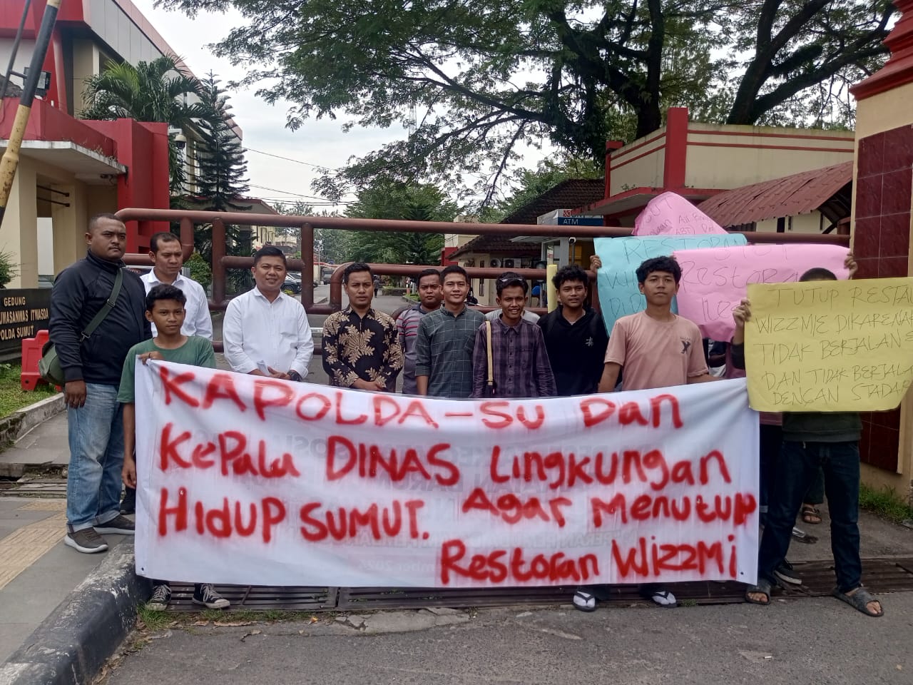 Massa ketika melakukan aksi di Markas Polda Sumut atas dugaan pelanggaran dilakukan Restaurant Wizzmie Pancing.(harianbatakpos.com)