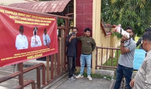 Massa ketika melakukan aksi unjuk rasa di Markas Polda Sumut.(harianbatakpos.com).