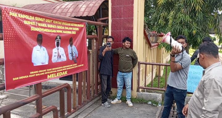 Massa ketika melakukan aksi unjuk rasa di Markas Polda Sumut.(harianbatakpos.com).