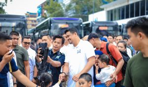Wali Kota Medan Bobby Nasution foto bersama warga. BP/erwan