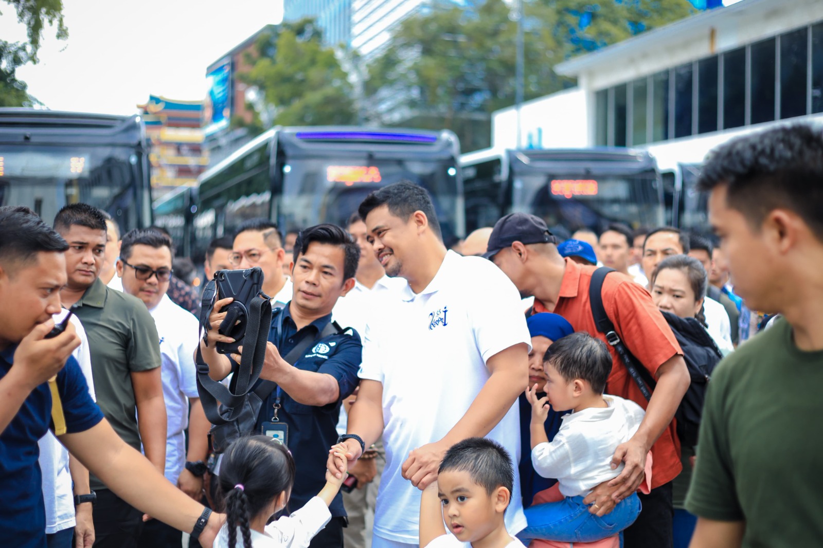 Wali Kota Medan Bobby Nasution foto bersama warga. BP/erwan
