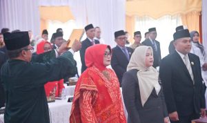 Ketua DPRD bersama para Wakil Ketua DPRD Kota Padangsidimpuan saat di ambil sumpahnya sebagai Pimpinan DPRD Defenitif periode 2024-2029 di Ruang Paripurna Kantor DPRD setempat, Senin (25/11-24). Foto : BP/Is