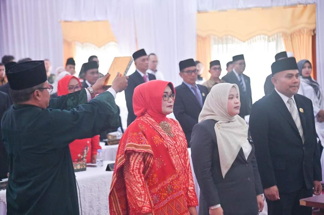 Ketua DPRD bersama para Wakil Ketua DPRD Kota Padangsidimpuan saat di ambil sumpahnya sebagai Pimpinan DPRD Defenitif periode 2024-2029 di Ruang Paripurna Kantor DPRD setempat, Senin (25/11-24). Foto : BP/Is
