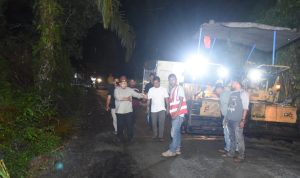 Bupati Tapsel Dolly Pasaribu saat meninjau pengaspalan jalan Pardomuan-Mosa Kecamatan Angkola Selatan, Minggu (24/11-24) malam. Foto : BP/IstBupati Tapsel Dolly Pasaribu saat meninjau pengaspalan jalan Pardomuan-Mosa Kecamatan Angkola Selatan, Minggu (24/11-24) malam. Foto : BP/Ist