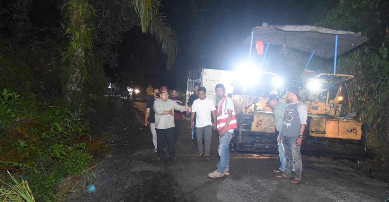 Bupati Tapsel Dolly Pasaribu saat meninjau pengaspalan jalan Pardomuan-Mosa Kecamatan Angkola Selatan, Minggu (24/11-24) malam. Foto : BP/IstBupati Tapsel Dolly Pasaribu saat meninjau pengaspalan jalan Pardomuan-Mosa Kecamatan Angkola Selatan, Minggu (24/11-24) malam. Foto : BP/Ist