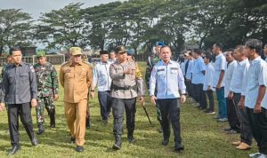 Kapolres Padangsidimpuan AKBP Dr Wira Prayatna didampingi Pj Wali Kota Timur Tumanggor dan Ketua KPU Tagor saat memeriksa barisan peserta apel kesiapan penyelenggaraan Pilkada Kota Padangsidimpuan, Senin (25/11-24). Foto : BP/Ist