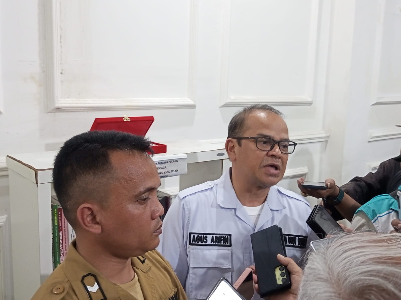 Ketua KPU Sumut, Agus Arifin memberikan keterangan kepada sejumlah awak media.(istimewa).