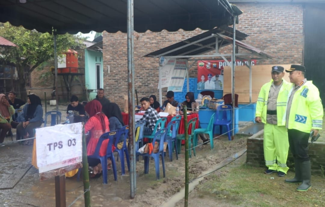 Kapolresta Deli Serdang Kombes Rafael meninjau TPS.(Istimewa)