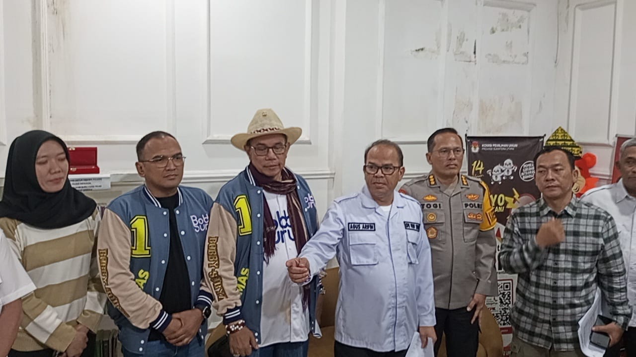 Ketua KPU Sumut Agus Arifin bersama dengan tim pemenangan Paslon Gubernur dan Wakil Gubernur Sumut nomor urut satu dan dua serta pihak Forkompinda.(Istimewa).