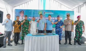 Wali Kota Medan Bobby Nasution foto bersama unsur Forkopimda dan Plt Dirut PUD Pasar Medan Imam Abdul Hadi (2 dari kiri) saat peresmian Pasar Akik Sukaramai. BP/Erwan