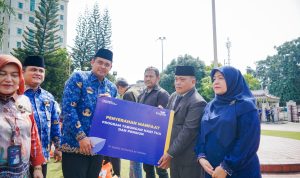 Wali Kota Medan Bobby Nasution foto bersama ASN saat acara HUT Korpri Ke-53. BP/erwan