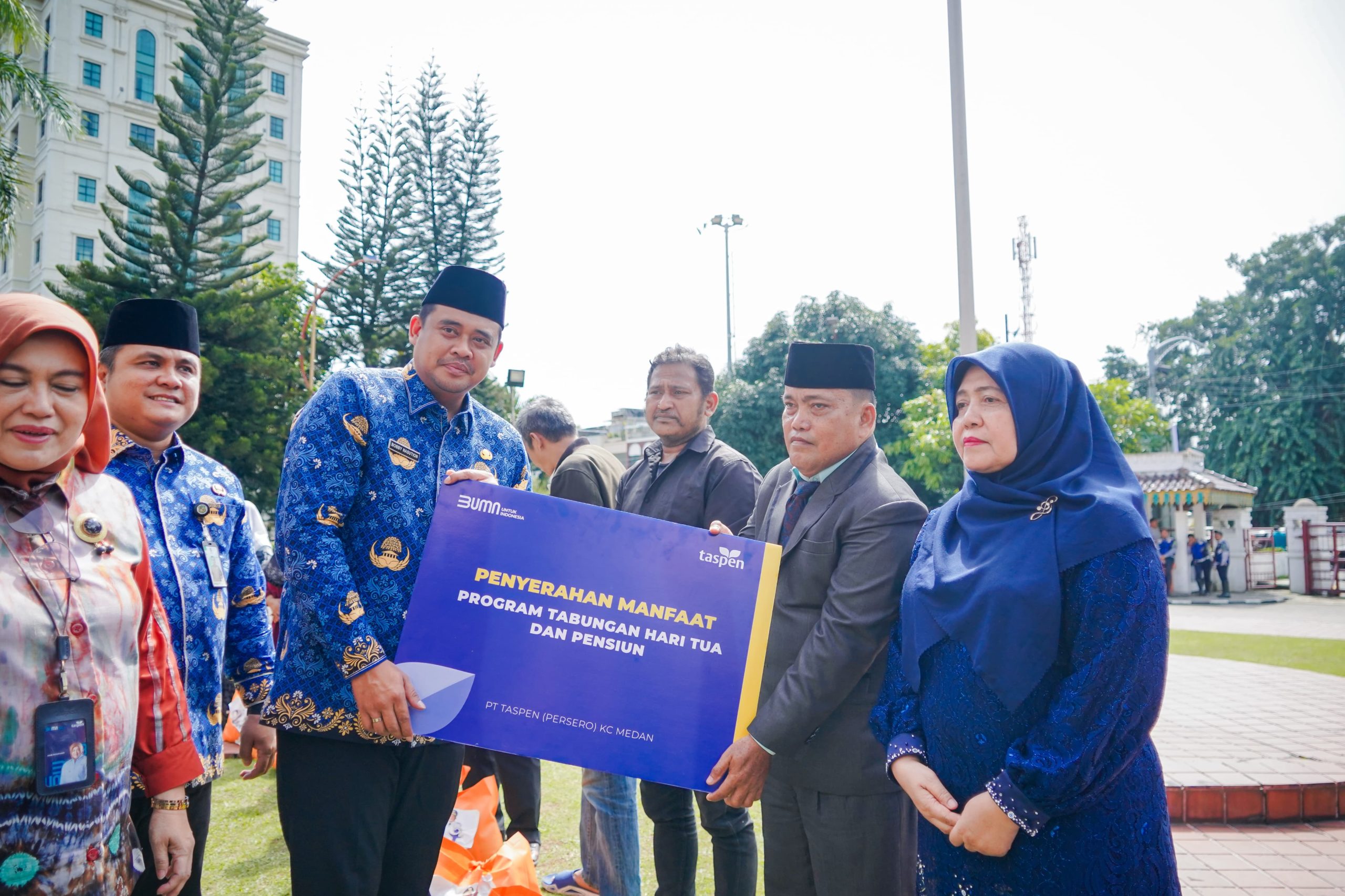 Wali Kota Medan Bobby Nasution foto bersama ASN saat acara HUT Korpri Ke-53. BP/erwan
