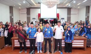 Kadis Kesehatan Yuda Pratiwi Setiawan foto bersama saat acara Hari AIDS Sedunia. (BP/EI)