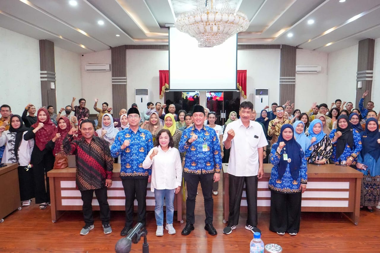 Kadis Kesehatan Yuda Pratiwi Setiawan foto bersama saat acara Hari AIDS Sedunia. (BP/EI)