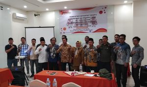 Ketua Bawaslu Ratno Afandi dan Komisioner Panwascam Padsngsidimpuan Selatan serta undangan foto bersama usai pembukaan di Aula Hotel Mutiara, Senin (11/11-24). Foto : BP/Ist