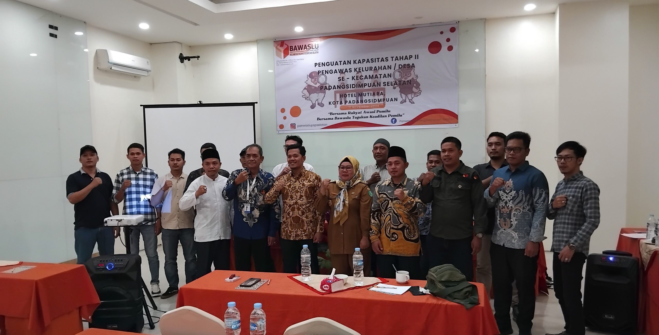 Ketua Bawaslu Ratno Afandi dan Komisioner Panwascam Padsngsidimpuan Selatan serta undangan foto bersama usai pembukaan di Aula Hotel Mutiara, Senin (11/11-24). Foto : BP/Ist