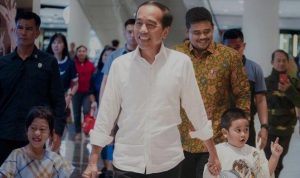Jokowi Berkunjung ke Medan Jalan-Jalan Bersama Cucu di Mal