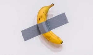 Justin Sun Penuhi Janji Makan Pisang Lelang US$6,2 Juta, Bagian dari Seni Konseptual