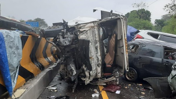 Kecelakaan Beruntun di Tol Cipularang Libatkan 17 Kendaraan, 1 Tewas dan 29 Luka-luka