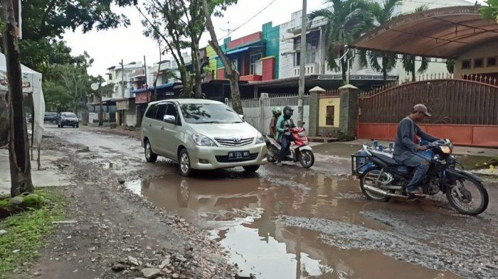 Kerusakan Jalan Sunggal Medan Akibat Galian Drainase Dikeluhkan Warga