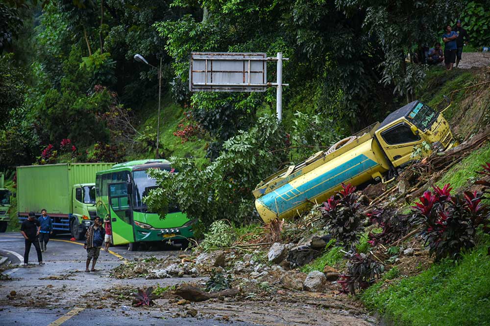Longsor Sembahe Deli Serdang Timbulkan Korban Jiwa dan Kerusakan Kendaraan