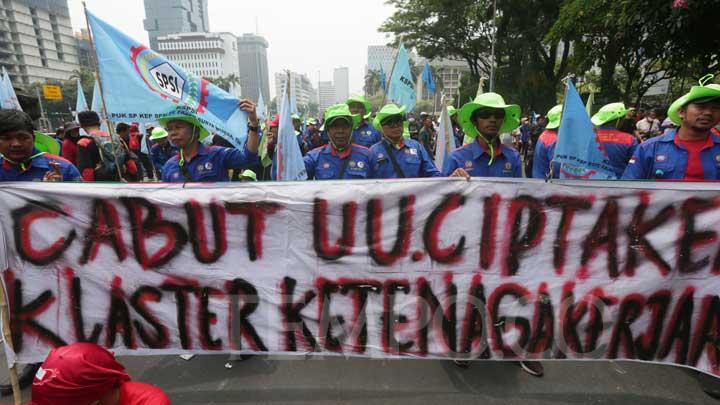 Mahkamah Konstitusi Mengabulkan Uji Materi UU Cipta Kerja, Buruh Rayakan Keputusan Ini