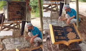 Pemasangan Prasasti di Makam Nia Kurnia Sari Jadi Sorotan Netizen