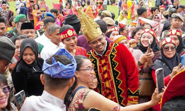 Peringatan Hari Guru Nasional di Medan, Bobby Nasution Ajak Guru Jadi Pendidik Profesional
