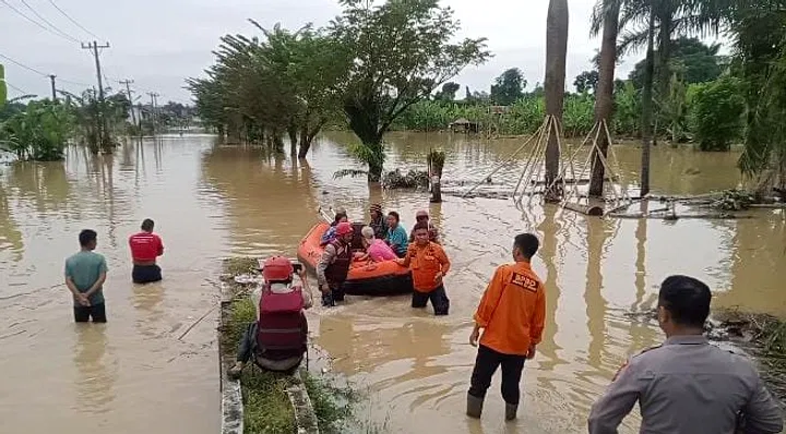 Personel Sat Samapta Polresta Deli Serdang Selamatkan Lansia dari Banjir Lima Meter