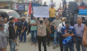 Ratusan Warga Demo Tuntut Perbaikan Jalan Rusak di Asahan