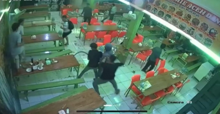 Serangan Geng Motor Bersenjata Tajam di Warung Mie Aceh Delitua