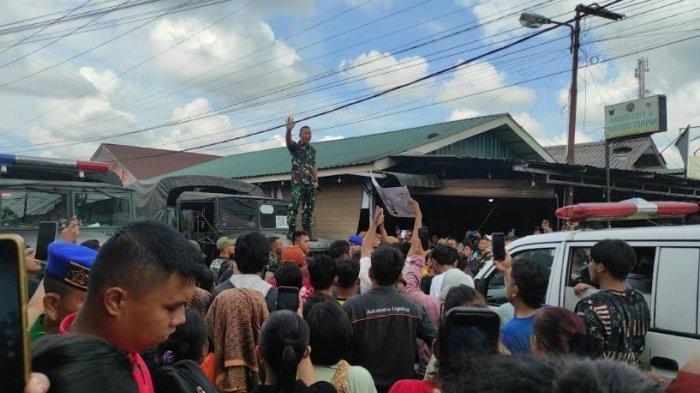 Warga Desa Selamat Diserang Puluhan Oknum TNI, Satu Orang Tewas