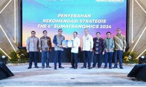 Kepala BI Sumut IGP Wira Kusuma penyerahan rekomendasi strategis berdasarkan hasil temuan dari finalis paper, kepada Sekda Provinsi Sumatera Utara.(Istimewa).