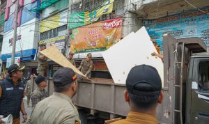 Petugas Satpol PP Medan saat menertibkan pedagang di Kecamatam Medan Perisah. BP/erwan