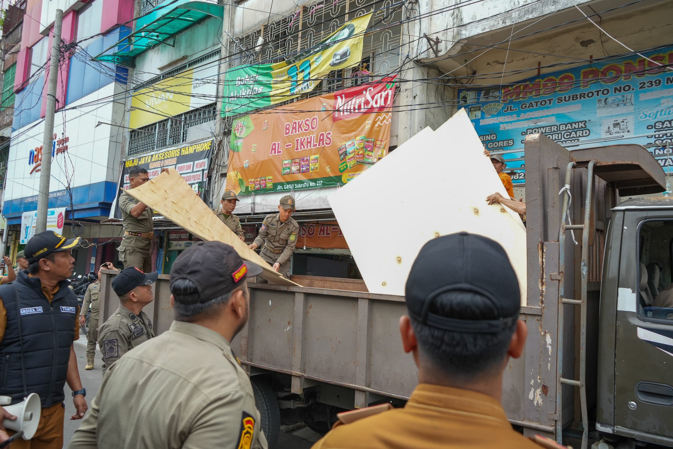 Petugas Satpol PP Medan saat menertibkan pedagang di Kecamatam Medan Perisah. BP/erwan