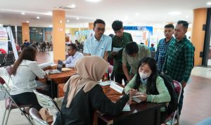 Warga saat mengisi formulir di program Job Fair Mini. BP/erwan