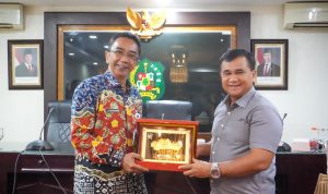 Asisten Pemerintahan dan Kesra M Sofyan saat menyerahkan cendera mata. BP/erwan