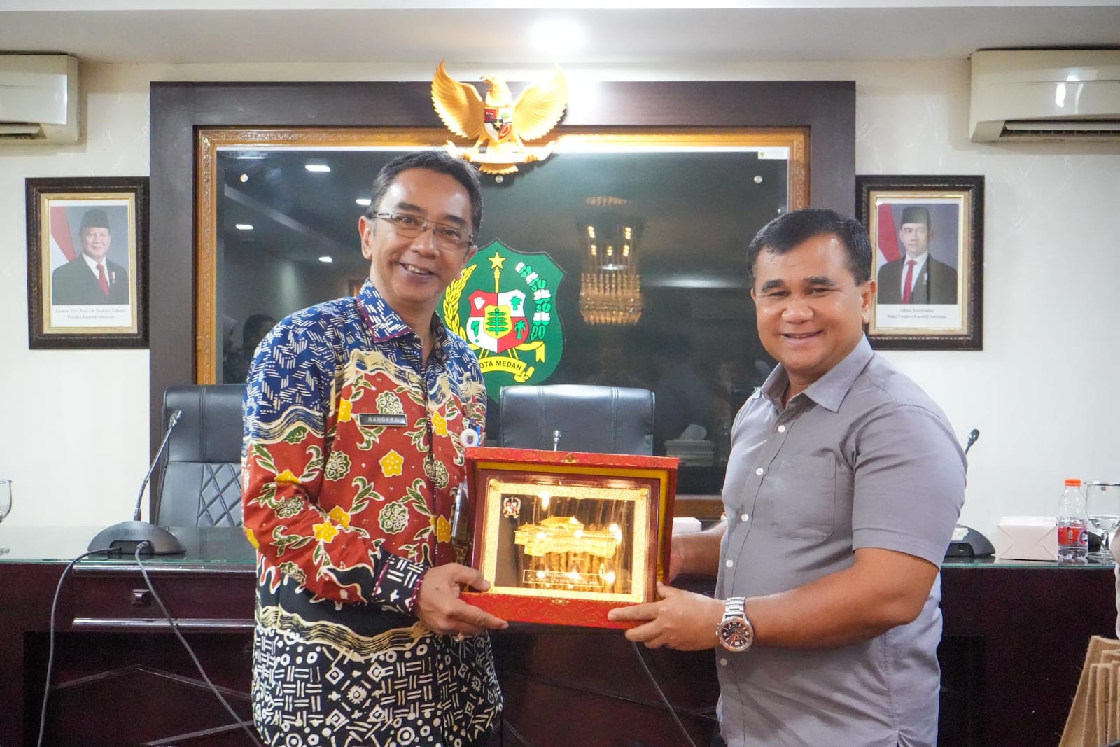 Asisten Pemerintahan dan Kesra M Sofyan saat menyerahkan cendera mata. BP/erwan