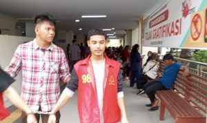 terdakwa ketika dibawa pihak pengamanan kejaksaan Negeri Lubuk Pakam.(Istimewa).
